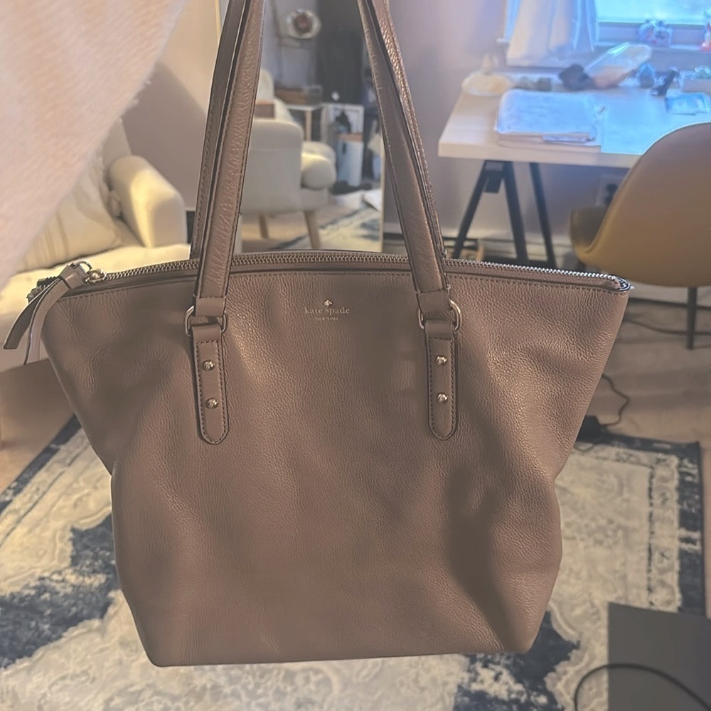 Kate Spade Penny Larchmont Ave Taupe Tote💕🎊